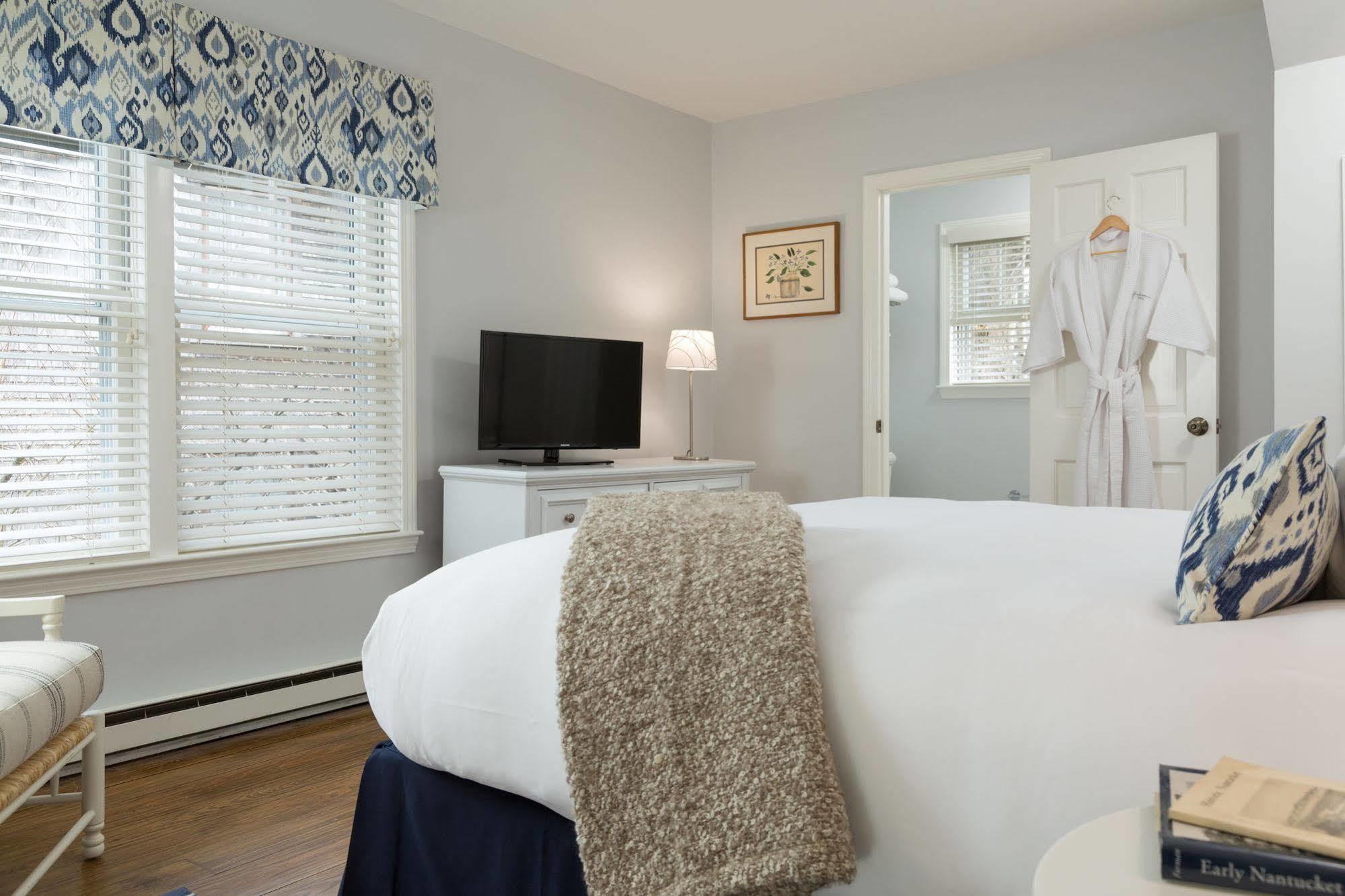 Bed & Breakfast Brass Lantern 4*