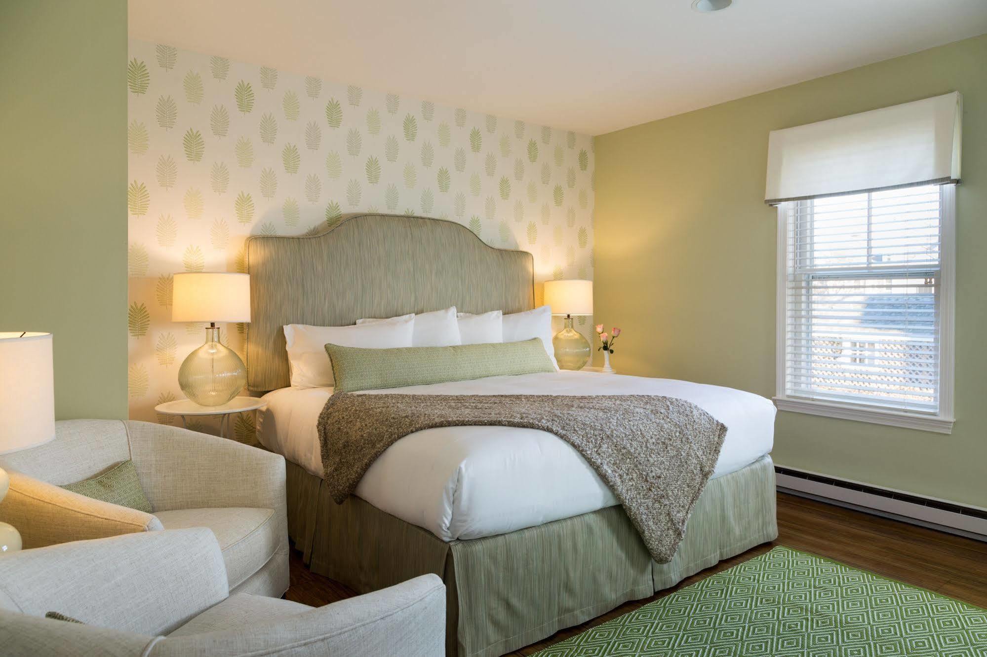 Bed & Breakfast Brass Lantern 4*